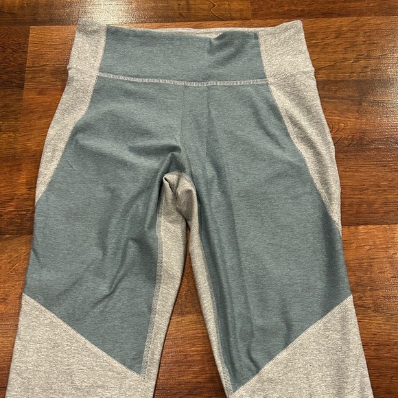 Outdoor Voices Mid-Rise 3/4 Warmup Grey Blue Leggings Size Small - Picture 2 of 5